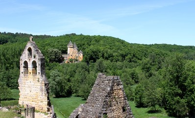 les ruines du château de commmarque en Dordogne