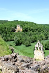 les ruines du château de commmarque en Dordogne