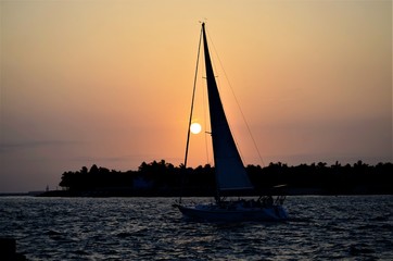 Fototapeta na wymiar Boat Sunset