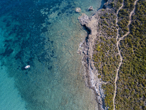 Vista aerea del sentiero dei doganieri, vegetazione e macchia Mediterranea, Corsica, Francia. Mare e vegetazione visti dall’alto, rocce. Sentier du Douanier. Capo Corso