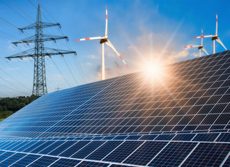 Photovoltaikanlage, Windkraftanlage und Strommast