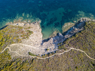 Vista aerea del sentiero dei doganieri, vegetazione e macchia Mediterranea, Corsica, Francia. Mare e vegetazione visti dall’alto, rocce. Sentier du Douanier. Capo Corso