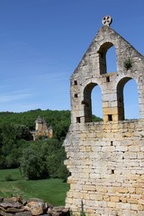 Fototapeta na wymiar les ruines du château de Commarque en Dordogne aux Eysies de Tayac Sireuil