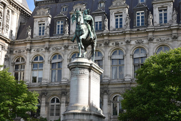 Fototapeta na wymiar Statue équestre d'Etienne Marcel à Paris, France
