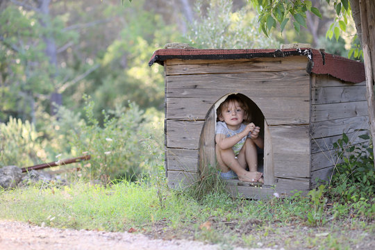Petit gar&ccedil;on dans une niche. Jeux d'enfants