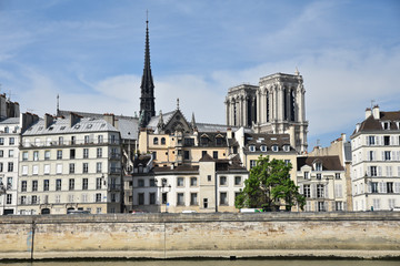 Fototapeta na wymiar Tours e Notre-Dame et île de la Cité à Paris, France