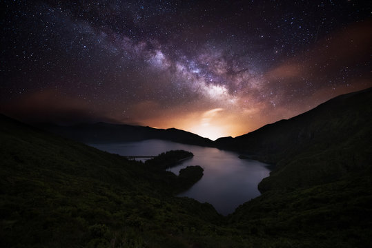 V&iacute;a l&aacute;ctea sobre lago
