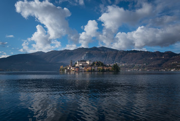 Naklejka premium Pueblo en isla