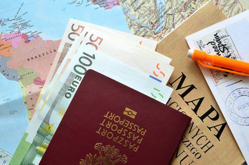 Dokumenty, pieniądze i kompas © Pio Si