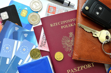 Dokumenty, pieniądze i kompas © Pio Si