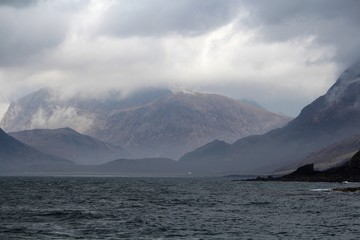 Mer, montagne et ciel dans un dégradé de gris