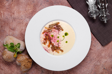 крем суп с угрем,хлебом и специями