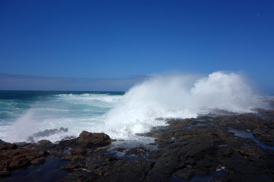 Welle bricht auf Felsen © christina_creations