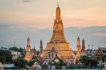 Fototapeta premium Wat Arun during sunset