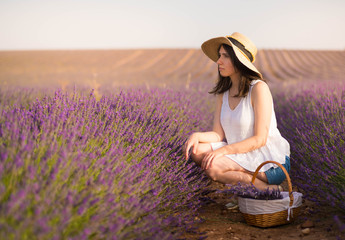 Chica en campo de lavanda