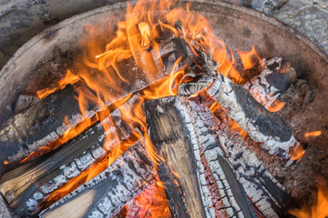 Romantisches Lagerfeuer in einer Feuerschale