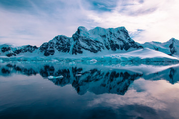 Glacier a sculpté des montagnes enneigées en Antarctique.