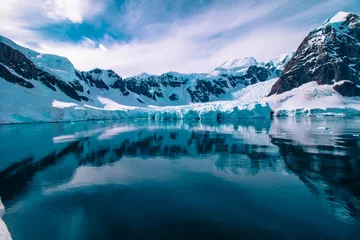 Foto op Plexiglas  Glacier carved snow capped mountains in Antarctica. © Jed