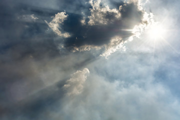Von Wolken und Smog verdunkelter Sonnenschein