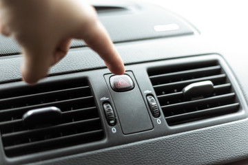 Knopf vom Warnblinker im Auto drücken