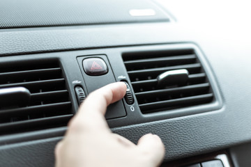 Obraz na płótnie Canvas Belüftung der Klimaanlage im Auto einstellen