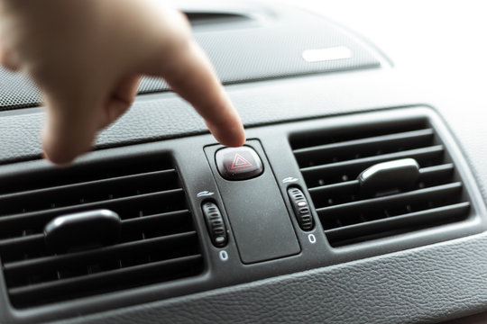 Knopf vom Warnblinker im Auto dr&uuml;cken