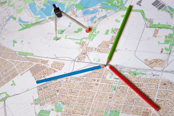 Карта с городскими постройками, циркуль и цветные карандаши