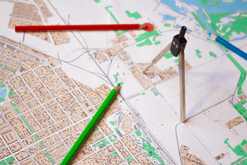 Карта с городскими постройками, циркуль и цветные карандаши