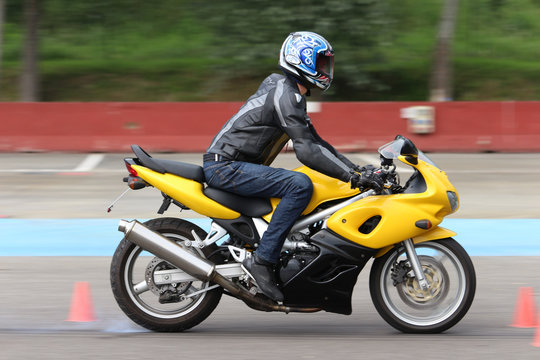 Fototapeta Prova di frenata d'emergenza in moto