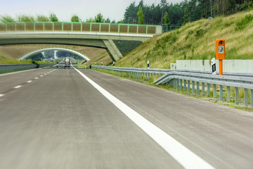 Neuer Autobahnabschnitt mit Notrufsäule und Grünbrücke
