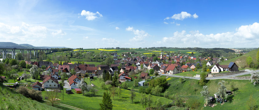 Panorama von Sulz-M&uuml;hlheim im Fr&uuml;hling, links die Autobahn A81 mit der M&uuml;hlbachtalbr&uuml;cke, Baden-W&uuml;rttemberg, Deutschland