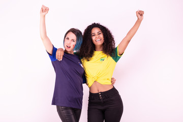 Portrait de deux jeunes supportrices de l'équipe du Brésil et de l'équipe de France fraternisant