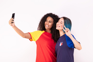 Selfie de deux jeunes supportrices de l'équipe d'Espagne et de l’équipe de France  - obrazy, fototapety, plakaty