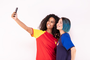 Selfie de deux jeunes supportrices de l'équipe d'Espagne et de l’équipe de France  - obrazy, fototapety, plakaty