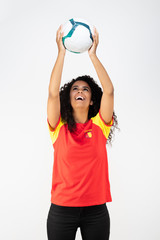 Portrait d'une jeune supportrice de l'équipe d'Espagne un ballon dans ses mains - obrazy, fototapety, plakaty
