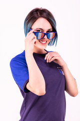 Portrait d'une jeune supportrice de l'équipe de France de football portant des lunettes tricolore - obrazy, fototapety, plakaty