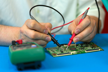 Repair electronic parts unit of the LCD LED TV set in service center