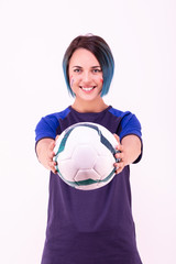 Portrait d'une jeune supportrice de l'équipe de France de football tenant un ballon dans ses mains - obrazy, fototapety, plakaty