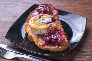 Toast with goat's cheese and balsamic red onion