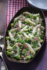 Pasta bake with ham, broccoli and peas	