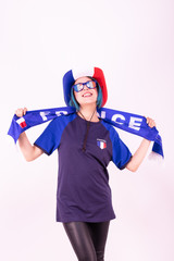 Portrait d'une jeune supportrice de l'équipe de France de football portant un chapeau , des lunettes tricolore et une écharpe de son équipe