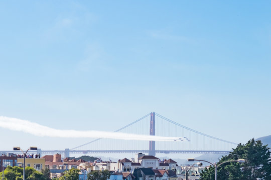 Fighter jets in formation with golden gate bridge in the background - space for title on top