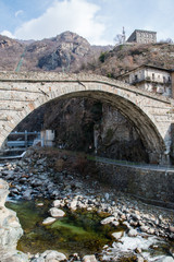 Naklejka premium アオスタ渓谷のローマ橋 ポン＝サン＝マルタン（イタリア ヴァッレ・ダオスタ州）