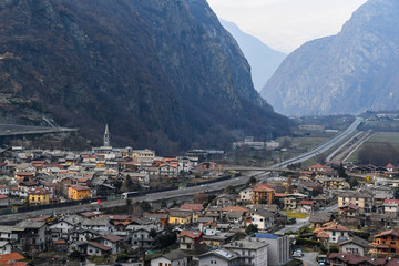 Obraz premium バール城塞（フォート・バール）から見た夕方のアオスタ渓谷（イタリア ヴァッレ・ダオスタ州）