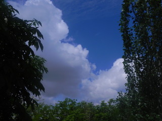 Облака в обычный солнечный день