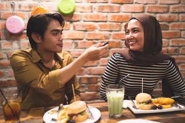 malay couple breaking fast during ramadhan - obrazy, fototapety, plakaty