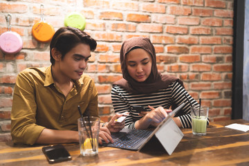 muslim couple working together during dinner