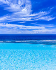 Fototapeta na wymiar piscine à débordement sur fond de ciel bleu 