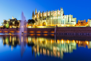 Fototapeta na wymiar Catedral de Palma de Mallorca Kathedrale Kirche Abend Nacht Reise Reisen Spanien