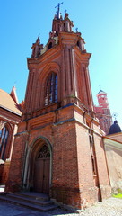 Fototapeta na wymiar Wieżyczka przy wejściu do Kościoła św. Anny w Wilnie, pięknej gotyckiej budowli